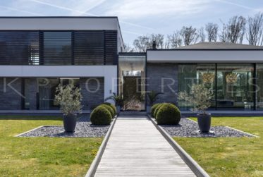 LUXURY VILLA IN MIES
