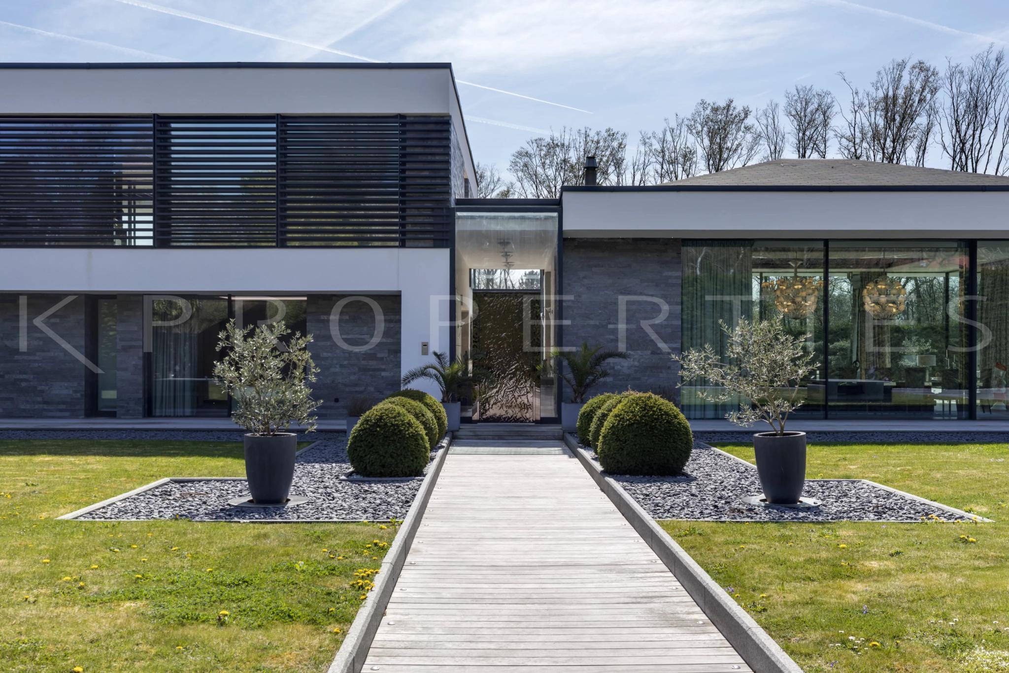 LUXURY VILLA IN MIES